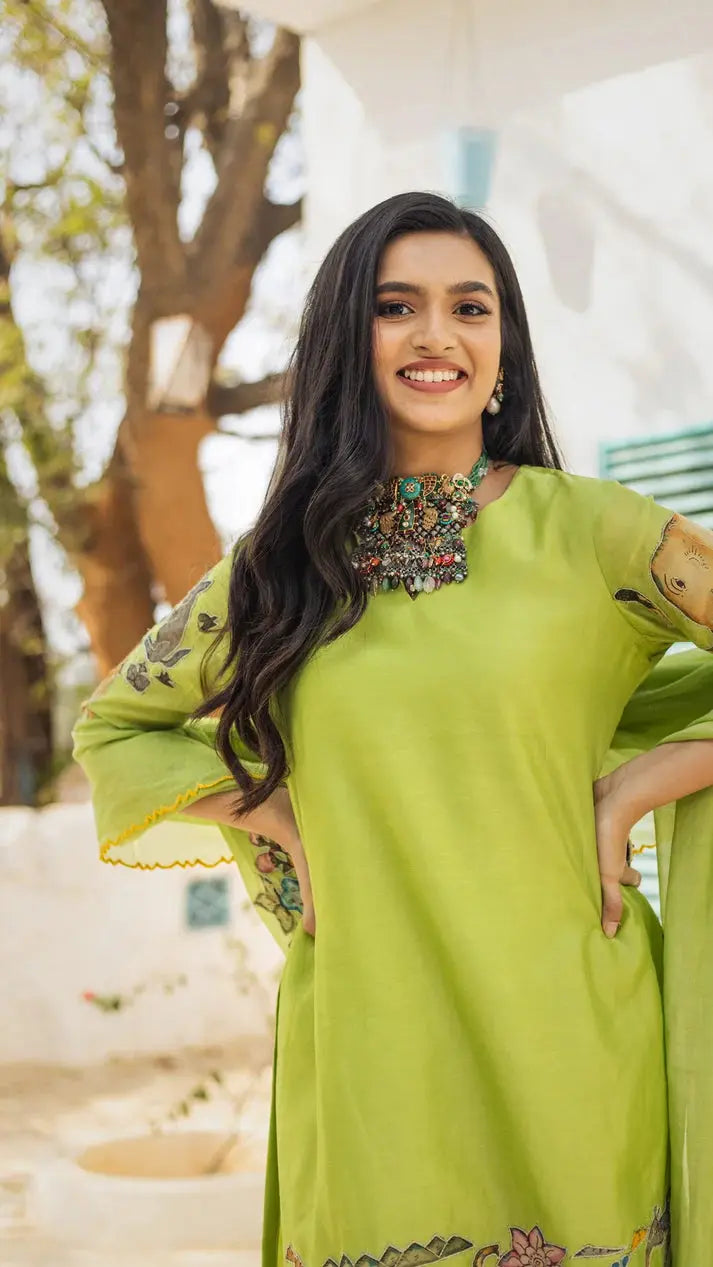Parrot Green Kalamkari Animal Design Printed Kurti Set with Dupatta & Lace Detailing वंtara